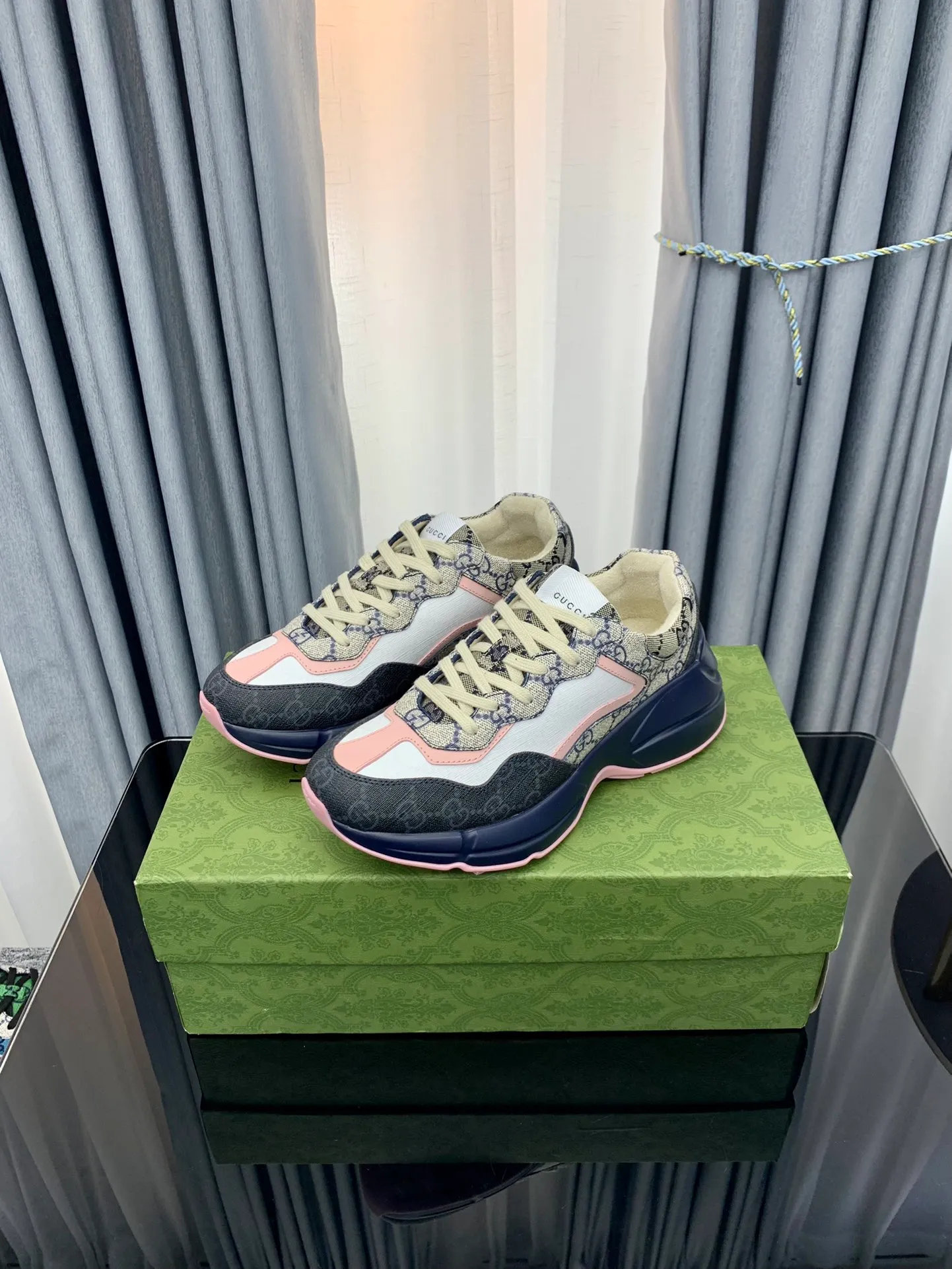 👟👟Ex-factory price 480👟👟 Gucci dad shoes for couples, distressed leather horn-shaped retro jogging shoes. The Balenciaga grandpa trend has subsided, ushering in GUCCI dad shoes, the trend leader in the fashion industry. The original shoes are molded and the original last is made by the Italian handmade foundry! [Gucci original dad shoes] Original surface: imported calfskin! Lining: Grade A hybrid lambskin! Outsole: The highest restoration sole. TPU material plus wear-resistant foam (anti-wear cushioning) ivory leather has been processed with an old-fashioned effect. The sole is 5cm high! The comfort level is excellent, killing all high-end versions on the market! Original logo outsole! 👣Size: Women’s size 35-40. Men's size 38-45. Women's heel with 🈚️logo! Men's heel with 🈶️logo!